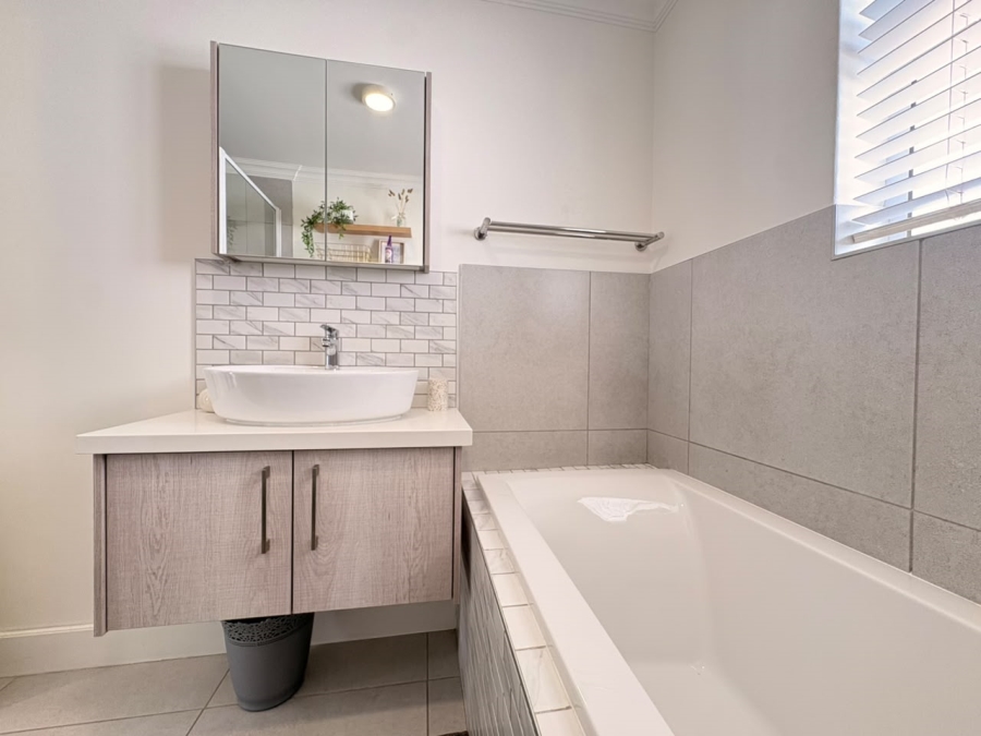To Let 2 Bedroom Property for Rent in Da Gama Village Western Cape
